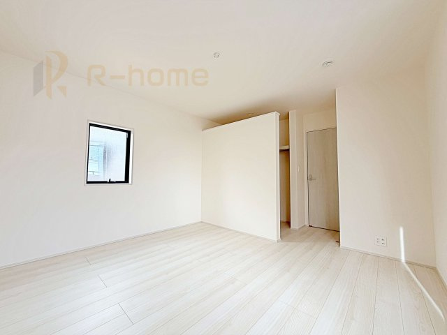 ひたちなか市足崎19期　新築戸建て　2号棟の洋室|収納便利なウォークインクローゼット付きの洋室♪
明るく風通しの良いお部屋です♪
