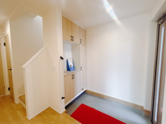 【新築戸建】玉村五料24-1期の玄関|■玄関（1号棟）｜収納豊富な玄関♪全身ミラー付き収納もあり、お出かけ前の身だしなみチェックもバッチリです！