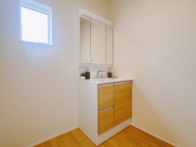 【新築戸建】玉村五料24-1期の独立洗面台|■洗面室（1号棟）｜洗濯機を置いてもゆとりある広さの洗面脱衣室です♪三面鏡の洗面化粧台なので身支度もしやすくおしゃれが好きな方にも嬉しい設計です♪窓があるので換気の際も楽ちんです♪