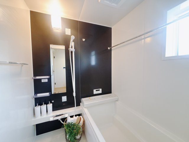 【新築戸建】玉村五料24-1期の浴室|■浴室（1号棟）｜ゆったり足を伸ばせるサイズの浴室(*＾＾*)　夜間のお洗濯や、雨の日のお洗濯に大活躍の浴室暖房乾燥機付き！お子さまとの入浴の際に嬉しいエコベンチ浴槽付きです♪