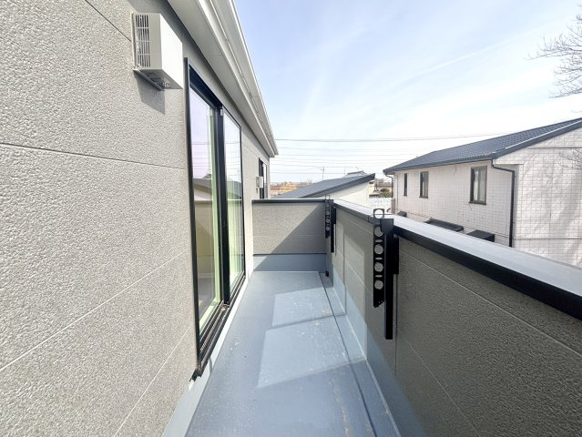 【新築戸建】玉村五料24-1期のバルコニー|■バルコニー（1号棟）｜あたたかな陽のひかりを浴びることのできるバルコニー。お洗濯物やお布団を干せば、家族みんなが気持ちよく暮らすことができます(*^^*)