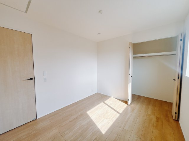 【新築戸建】玉村五料24-1期の洋室|■2階洋室（1号棟）｜ナチュラルカラーの床です。模様替えなどとても楽しく工夫できます♪陽当たり、風通しもとても良いので毎日快適な生活スタートです！子供部屋にも良いですね♪