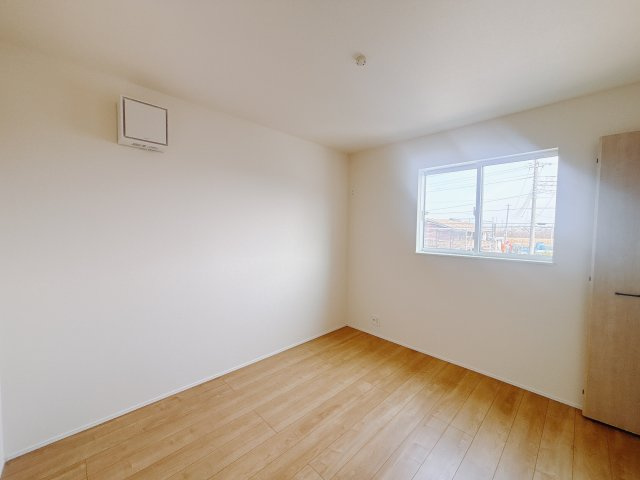 【新築戸建】玉村五料24-1期の洋室|■2階洋室（1号棟）｜2階洋室には大きな窓をご用意しています。日中はあたたかな日差し差し込み自分時間も充実できますね＾＾