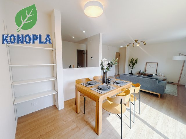 【新築戸建】玉村五料24-1期の居間・リビング|■リビング（1号棟）｜時の流れと共に陽射しは装いを変え空間に新たな彩りを与えます。一日中家に居ても飽きることなく過ごすことができる素敵な空間です♪