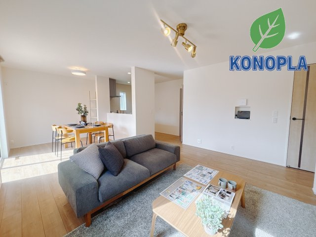 【新築戸建】玉村五料24-1期の居間・リビング|■リビング（1号棟）｜家族でゆったりくつろげる、居心地の良いリビング♪賃貸と違って、テレビや音楽の音を気にしなくて良いことが嬉しいですね(*＾＾*)