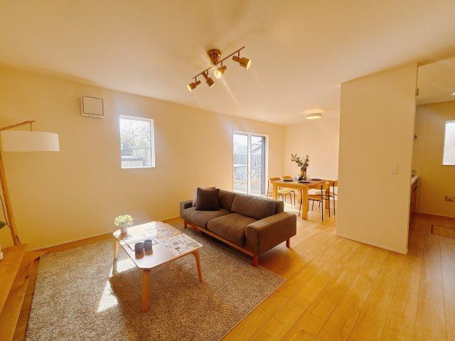 【新築戸建】玉村五料24-1期の居間・リビング|■リビング（1号棟）｜陽当たり良好のリビングダイニング♪賃貸では叶わなかった、お友達とのホームパーティや大音量で映画やテレビを楽しむことができます(*^^*)