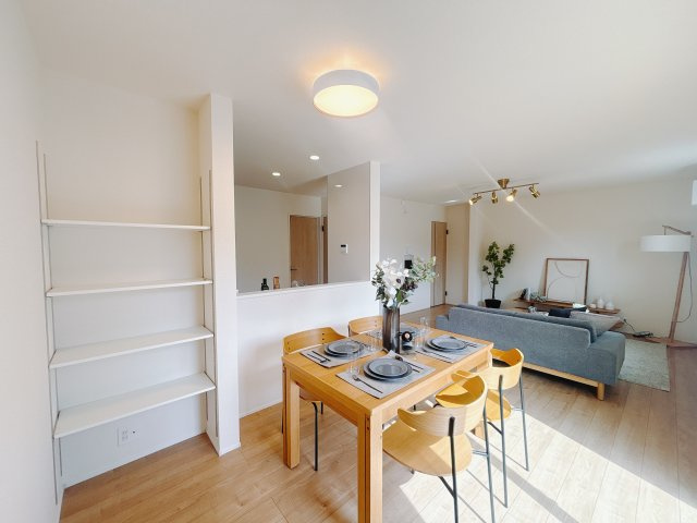 【新築戸建】玉村五料24-1期のダイニング|■ダイニング（1号棟）｜【ダイニングなのに】お家にいるけどおしゃれなカフェに来ているような感覚になってしまうカフェカウンター☆