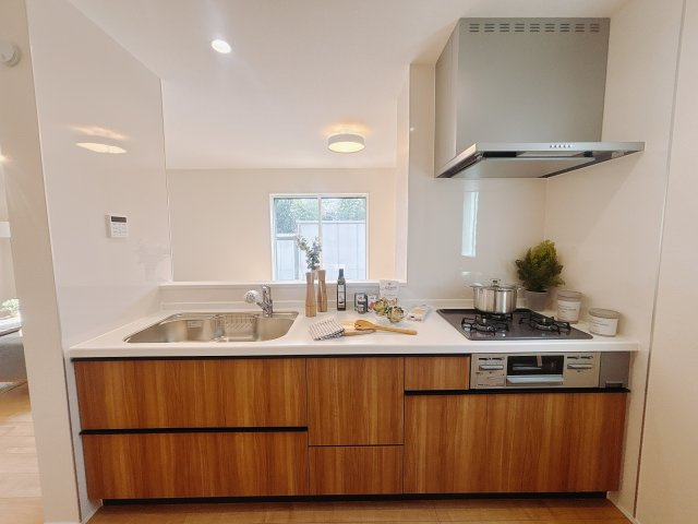 【新築戸建】玉村五料24-1期のキッチン|■キッチン（1号棟）｜作業がはかどる広々カウンタースペース。会話がはずむ「オープンキッチン」なので家族とのコミュニケーションも活発になります。