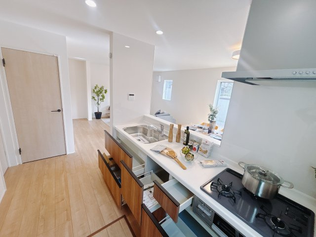 【新築戸建】玉村五料24-1期のキッチン|■キッチン（1号棟）｜ワークトップ下には、圧力鍋やパスタ鍋などのかさばる調理器具もラクラク収納可能なスライド収納！ものが溢れがちなキッチン回りもスッキリきれいに管理ができます♪