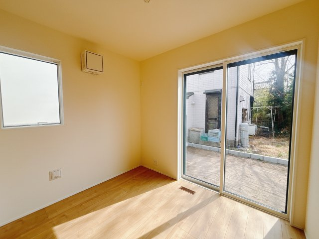 【新築戸建】玉村五料24-1期の洋室|■1階洋室（1号棟）｜大きな窓がついています♪日中はポカポカ陽光が差し込みます！