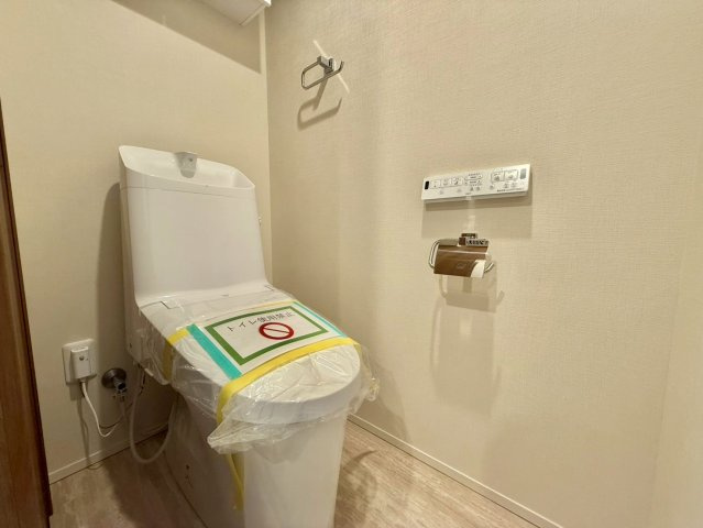 代々木第二コーポラスのトイレ|ウォシュレット付きのトイレはいつも快適！

現地ご見学希望・資料請求などお気軽にお問い合わせ下さい！
03-5990-5201