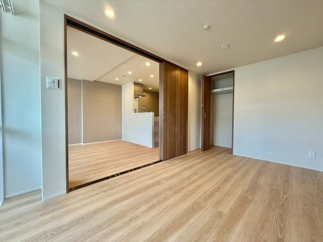 代々木第二コーポラスの洋室|体を動かす事が大切な幼少期。リビング横の居室はご家族に見守られながら遊べる空間です！

現地ご見学希望・資料請求などお気軽にお問い合わせ下さい！
03-5990-5201