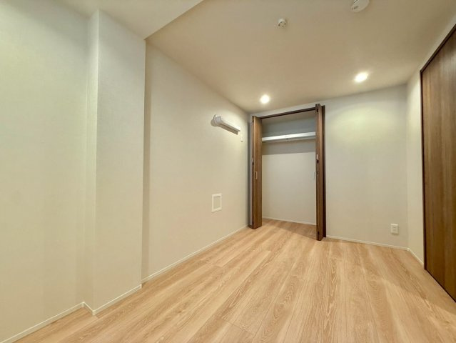 代々木第二コーポラスの洋室|木目調で落ち着いた雰囲気の内装は、どんなインテリアにも合わせやすいデザイン。

現地ご見学希望・資料請求などお気軽にお問い合わせ下さい！
03-5990-5201