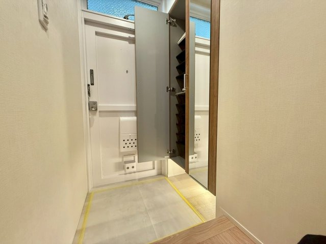 代々木第二コーポラスの玄関|玄関横にはシューズボックスがついているため、片付いた玄関がキープできます！

現地ご見学希望・資料請求などお気軽にお問い合わせ下さい！
03-5990-5201