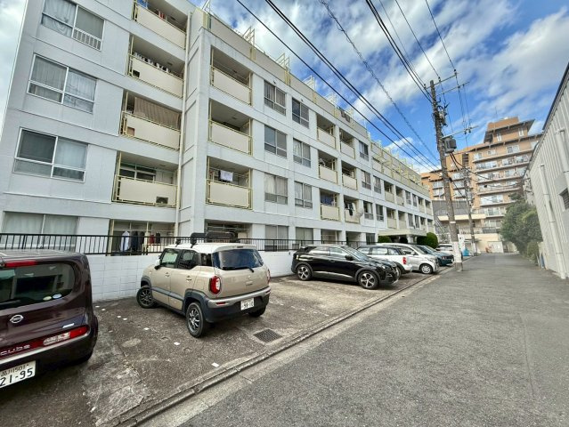 代々木第二コーポラスの外観|重厚感に溢れた、気品ある邸宅です。

現地ご見学希望・資料請求などお気軽にお問い合わせ下さい！
03-5990-5201