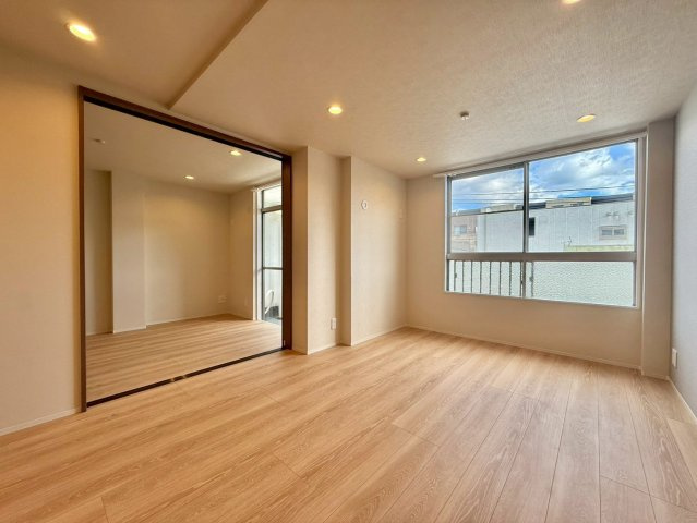 代々木第二コーポラスの居間・リビング|リビング隣には洋室があり、客間としてやお子様の遊び場としてお使い頂けます。戸を開ければ大きなリビング空間！

現地ご見学希望・資料請求などお気軽にお問い合わせ下さい！
03-5990-5201