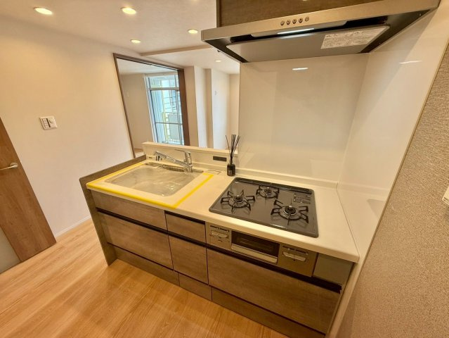 代々木第二コーポラスのキッチン|横一列にシンクとコンロをまとめたシンプルなシステムキッチン。動きやすさが魅力です！

現地ご見学希望・資料請求などお気軽にお問い合わせ下さい！
03-5990-5201