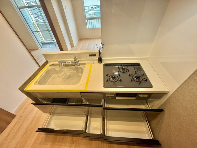 代々木第二コーポラスのキッチン|収納力と機能性を持ち合わせたシステムキッチン。

現地ご見学希望・資料請求などお気軽にお問い合わせ下さい！
03-5990-5201