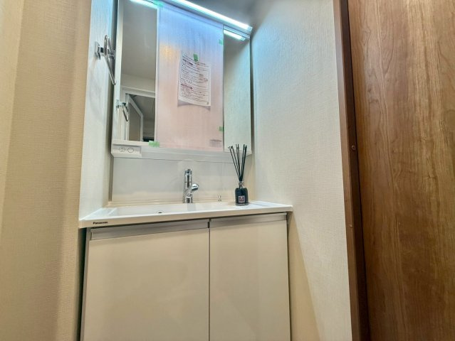 代々木第二コーポラスの独立洗面台|清潔感のあるプライベート空間は、身だしなみチェックやお肌のお手入れに最適です。

現地ご見学希望・資料請求などお気軽にお問い合わせ下さい！
03-5990-5201