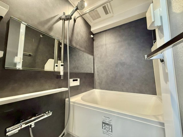 代々木第二コーポラスの浴室|浴室乾燥機付きのため、雨の日の洗濯物干しやカビの予防にも役立ちます。

現地ご見学希望・資料請求などお気軽にお問い合わせ下さい！
03-5990-5201