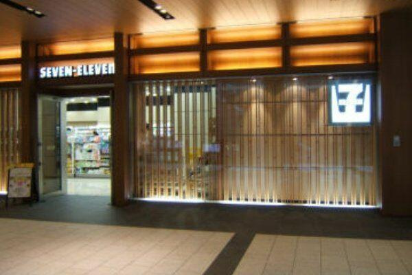 港区六本木４丁目の賃貸マンションのエントランス|セブンイレブン東京ミ…まで140m 