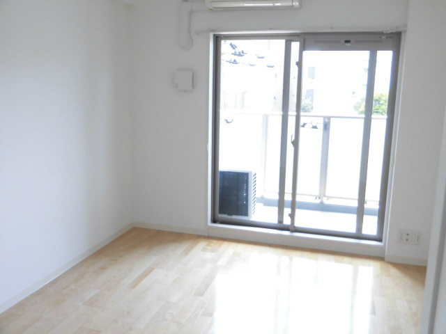 【居間・リビング】 | 光がたくさん入りとても明るい洋室です