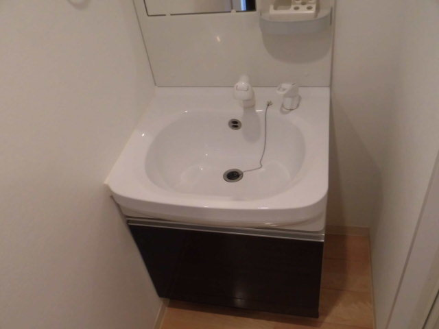 【洗面所】 | 独立した洗面台で快適に準備ができます