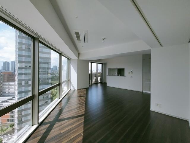 港区六本木７丁目の賃貸マンションのロビー|南西向きのリビングダイニング 
