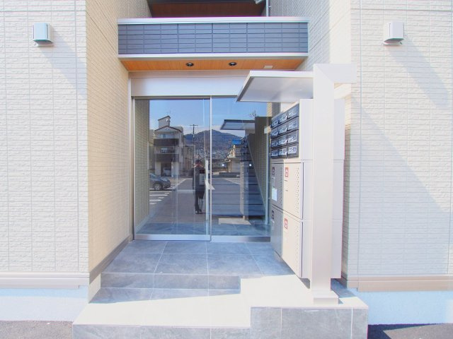 ファミールMNKのエントランス