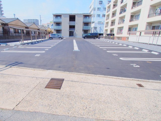 ファミールMNKの駐車場