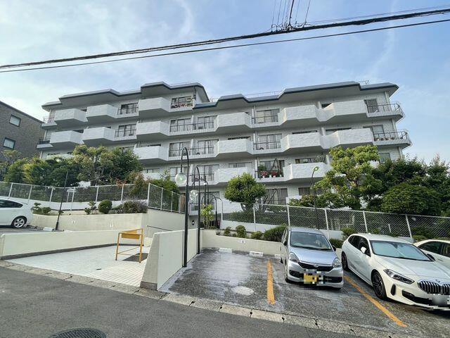 千里山パレスの外観