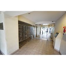 千里山パレスのエントランス