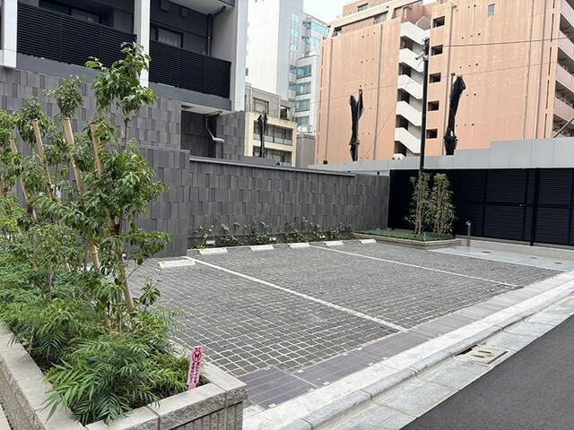 港区六本木３丁目の賃貸マンションの駐車場| 