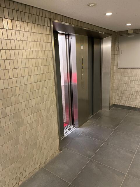 港区六本木５丁目の賃貸マンションのエントランス| 