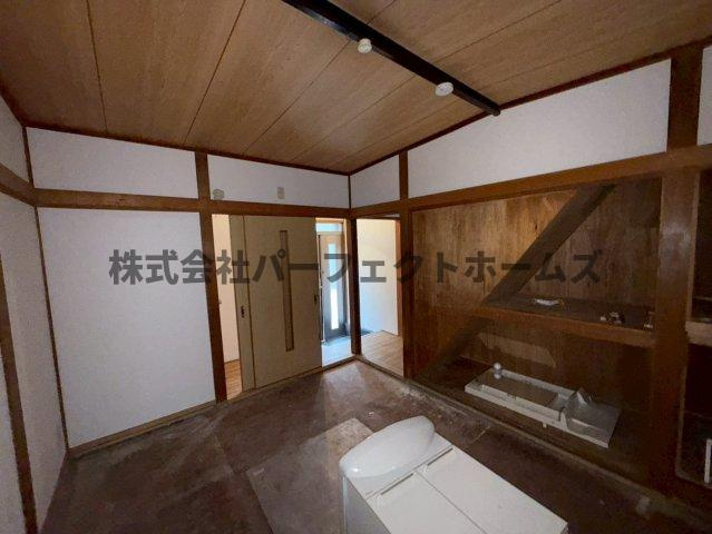 葛原新町戸建　賃貸の内装|明るい色調の室内です