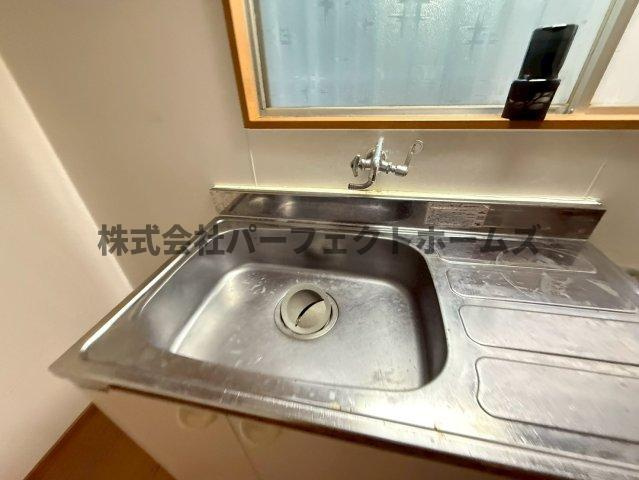 葛原新町戸建　賃貸のキッチン|コンパクトなキッチンで掃除もラクラク