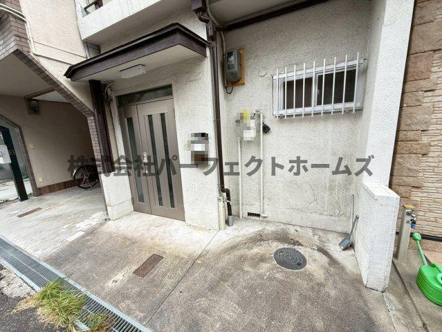 葛原新町戸建　賃貸のエントランス|建物の内部です
