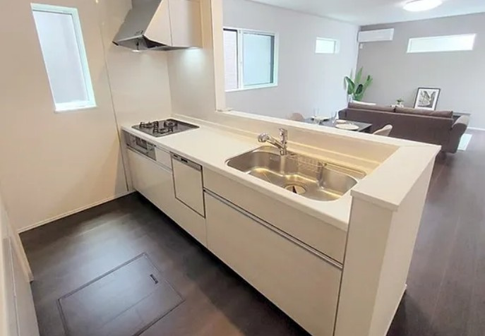 【中古】川越市福田築浅中古住宅のキッチン|対面式のシステムキッチンでお料理をしながらリビングを見渡せます☆