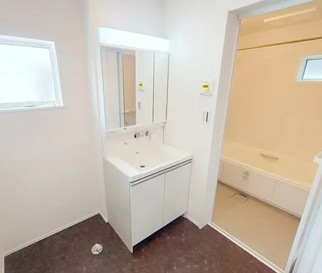 【中古】川越市福田築浅中古住宅の独立洗面台|朝の身支度に欠かせない洗面台です！