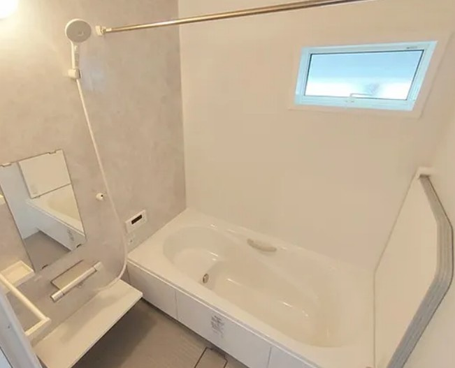 【中古】川越市福田築浅中古住宅の浴室|足の伸ばせるバスタブでリラックスタイムを過ごしましょう！