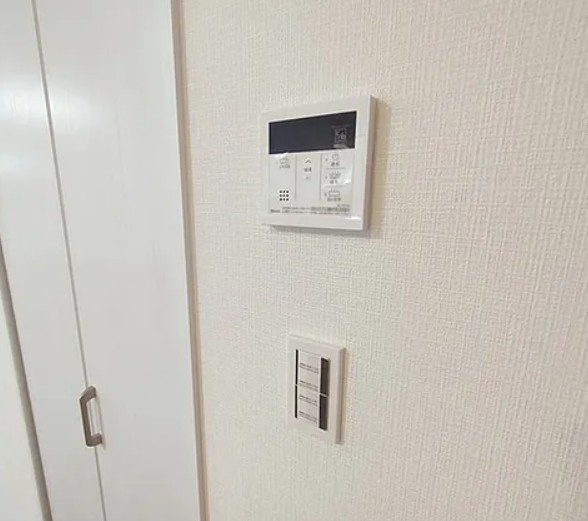 【中古】川越市福田築浅中古住宅の発電・温水設備|給湯器操作パネル