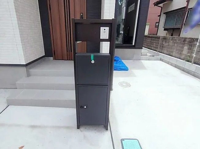 【中古】川越市福田築浅中古住宅の玄関|宅配ボックス付き！