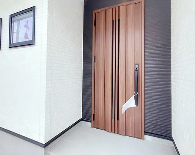 【中古】川越市福田築浅中古住宅の玄関|綺麗な玄関アプローチです！