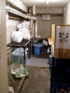 港区六本木５丁目の賃貸マンションの周辺|ゴミ置き場 
