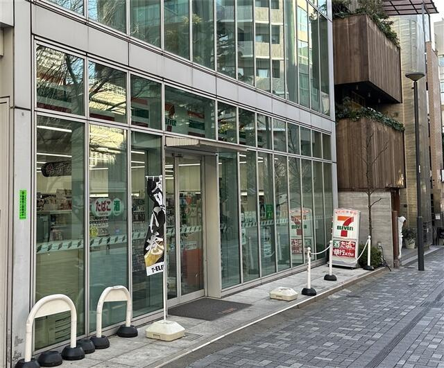 港区六本木７丁目の賃貸マンションのエントランス|セブンイレブン六本木…まで15m 