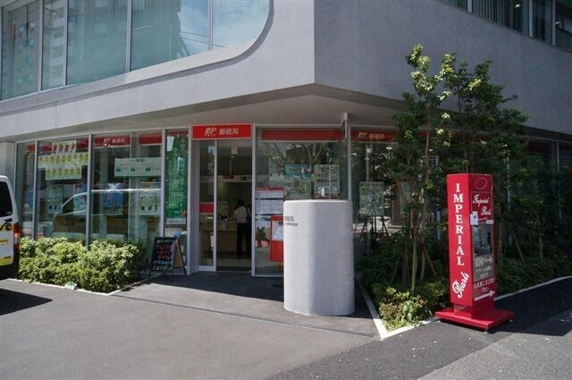 港区六本木７丁目の賃貸マンションのエントランス|乃木坂駅前郵便局まで400m 