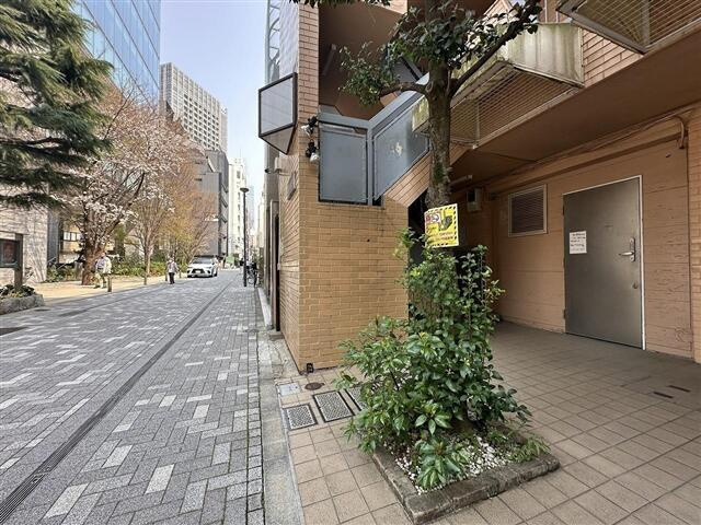 港区六本木７丁目の賃貸マンションのエントランス| 