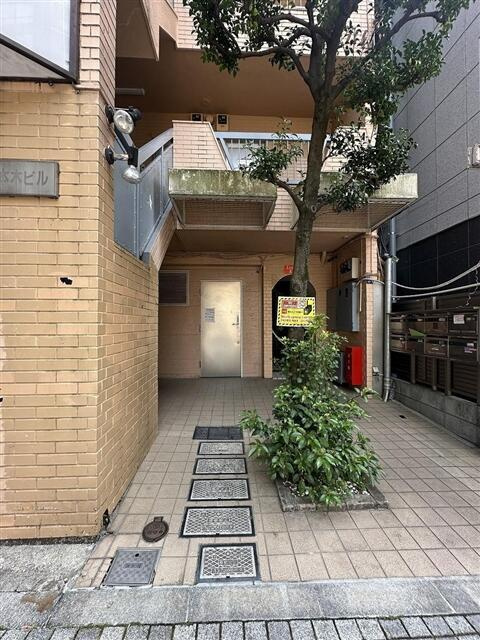 港区六本木７丁目の賃貸マンションのエントランス| 