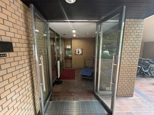 港区六本木７丁目の賃貸マンションのエントランス| 