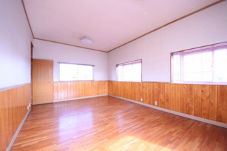 【洋室】 | 鹿沼市東町　中古戸建 | 〇２F6帖洋室×２〇
お子様向けのかわいいクロスが貼ってあります